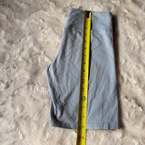 2/$40 TNA Grey Bike Shorts Ladies Size S - Picture 4 of 8